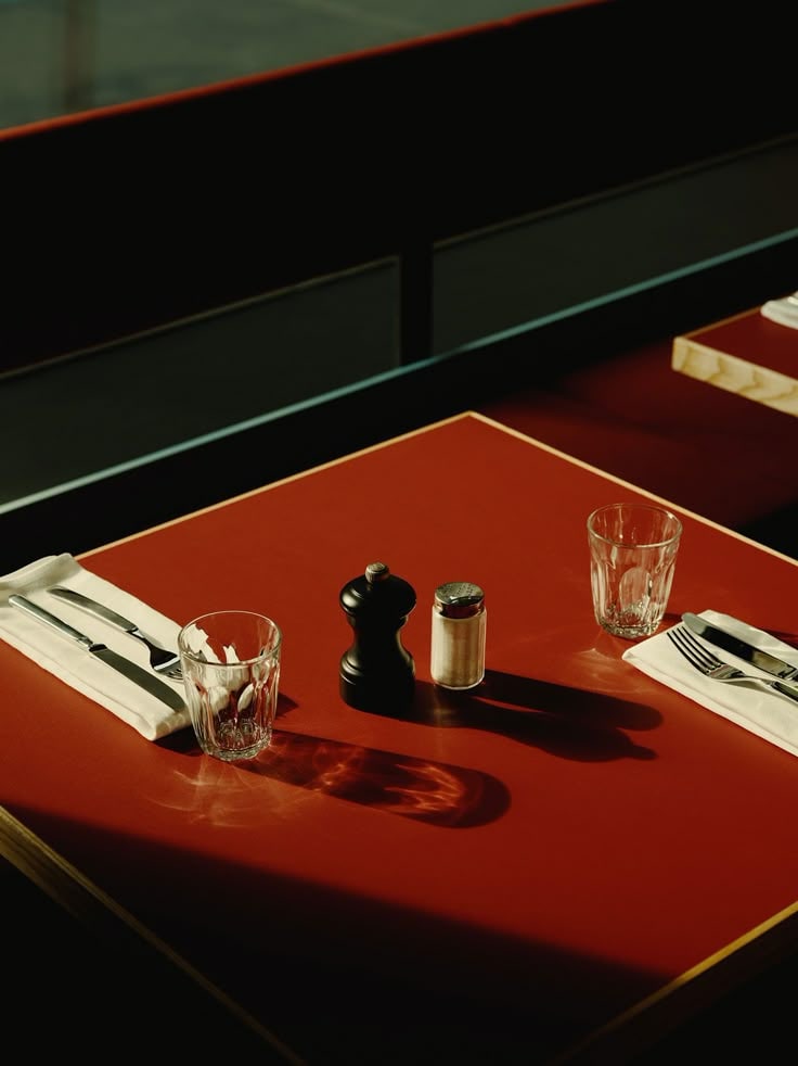 Gedeckter Tisch im Abendlicht